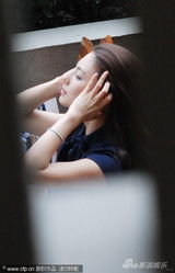 组图：张雨绮喝下午茶与头发“纠结”良久 