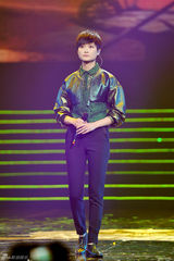 组图：李宇春榜中榜横扫三奖 献唱《刀锋偏冷》