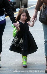 幻灯图：凯蒂抱女儿逛名店 小苏瑞绿包绿靴惹眼