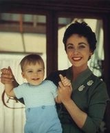 组图：盘点伊丽莎白-泰勒与儿女温馨合影