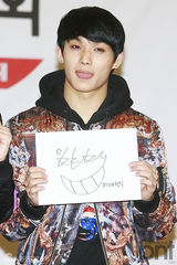 组图：韩团BTOB潮范儿亮相新专辑粉丝签名会