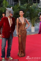 组图：巩新亮深v露乳提裙秀大腿 狼头男造型怪异