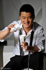 幻灯图：赵锦焘耍宝连拍照 为灾区祈福