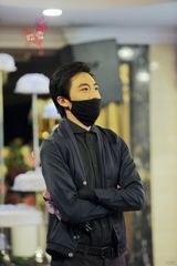 组图：网曝俞灏明2012年庆生照 戴口罩拥抱粉丝