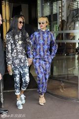 组图：蕾哈娜闺蜜情侣装亲密 花朵装变妩媚玫瑰