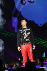 组图：昆凌时尚盛典走秀 Bigbang压轴助阵