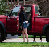 组图：暮光女豪爽驾皮卡裤兜塞弹弓