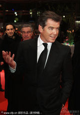 幻灯图集：《捉刀手》首映 准妈妈助阵布鲁斯南