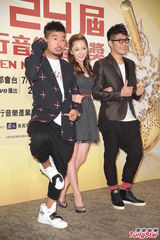 组图：杨千霈自由发挥将主持金曲星光