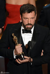 组图：《逃离德黑兰》获最佳影片 阿弗莱克吻妻