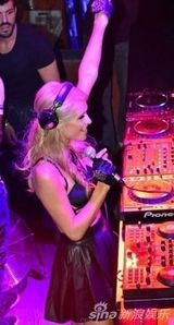 组图：希尔顿夜店当DJ打碟 皮裙狂野内衣外穿