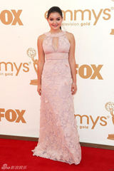 组图：艾美奖红毯 阿芮尔-温特蕾丝裙俏皮可人 