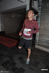 组图：陈冠希坚持跑完马拉松 一心慈善否认要洗底