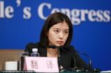 组图：两会美女翻译吐舌冷艳被指翻版赵薇