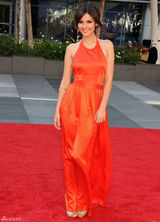 组图：维多利亚-嘉丝蒂橙色礼服性感亮相