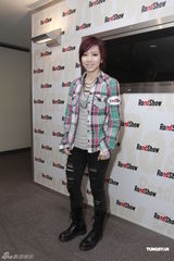 组图：邓紫棋尝试不同工作体验 默认林宥嘉是家人