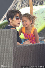 组图：哈利贝瑞挺肚逛街 爱女见镜头扮鬼脸