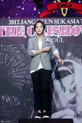 高清组图：张根硕亮相亚洲巡演发布会眼线妆抢眼