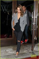 组图：杰西卡-阿尔芭外出约会 丈夫紧随似助理