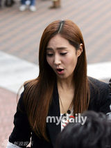 幻灯图：韩星侑莉胜利成大学同窗 一同参加入学式