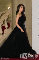 组图：百想红毯朴有天帅气 女星主打黑裙秀性感