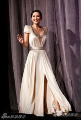 组图：章子怡裸色礼服亮相搭配复古发型