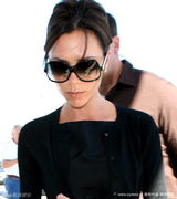 幻灯：维多利亚行色匆匆 不露声色只关心小贝伤势