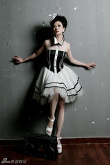 组图：芙蓉姐姐光棍节写真露香肩