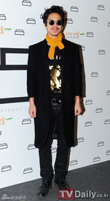 组图：SHINee孔孝真参加首尔时尚周朴升健展