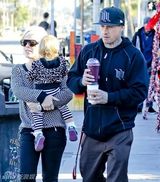 组图：P!nk全家三人出行 共享天伦惹人羡