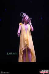 组图：A—Lin香港个唱劲歌热舞 抹胸裙秀身材