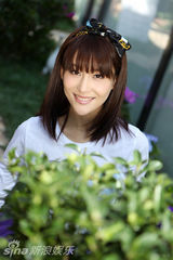 组图：贾青夏季户外绚烂写真 自然纯净青春逼人