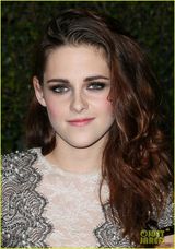 组图：斯图尔特亮相红毯 卷发烟熏妆慵懒十足