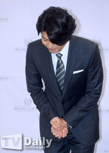 组图：玄彬出席签名会 黑西装尽显绅士风度