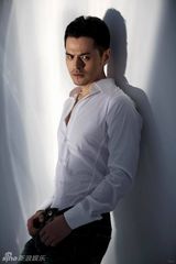 组图：边原发布早春大片 黑白影调展绅士品格