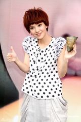 幻灯：郭采洁与杨佑宁有吻戏 笑言：男歌迷别介意 