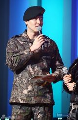 组图：韩星李准基李东健主持募捐活动