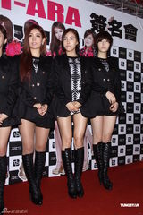 组图：韩女子团体T-ARA首度抵台 粉丝热情引恐慌