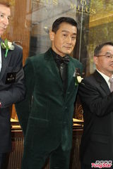 组图：梁家辉沪上吸金 私下被彭于晏叫“爹地”