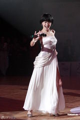 高清组图：徐熙娣可爱短发做代言 一身白裙现场起舞