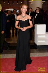 组图：斯嘉丽约翰逊爆乳亮相 胸部疑淤青