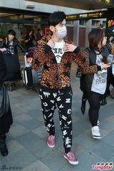 组图：周杰伦豹纹装携母出行 机场遇媒体玩快闪