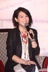 组图：刘若英为新专辑庆功 低调谈婚姻生活