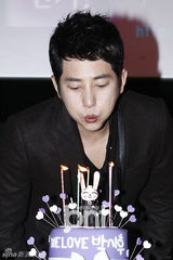 组图：朴施厚与粉丝共同收看《清潭洞》大结局