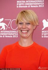 组图：《青松岭》发布会 导演安娜搂主创亮相