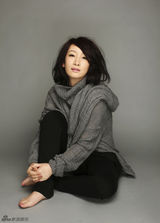 组图：秦海璐登日刊封面  时尚造型尽显帅气性感