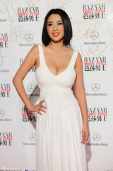 组图：赵铭亮相芭莎男士夜 露“事业线”夺眼球