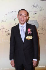 组图：洪天明周家蔚婚纱秀大方热吻 不急结婚生子