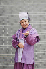 组图：《十五贯》横店热拍 梁冠华甄锡华服美饰