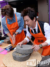 组图：柳承龙李真旭宣传《标靶》系围裙磨豆浆